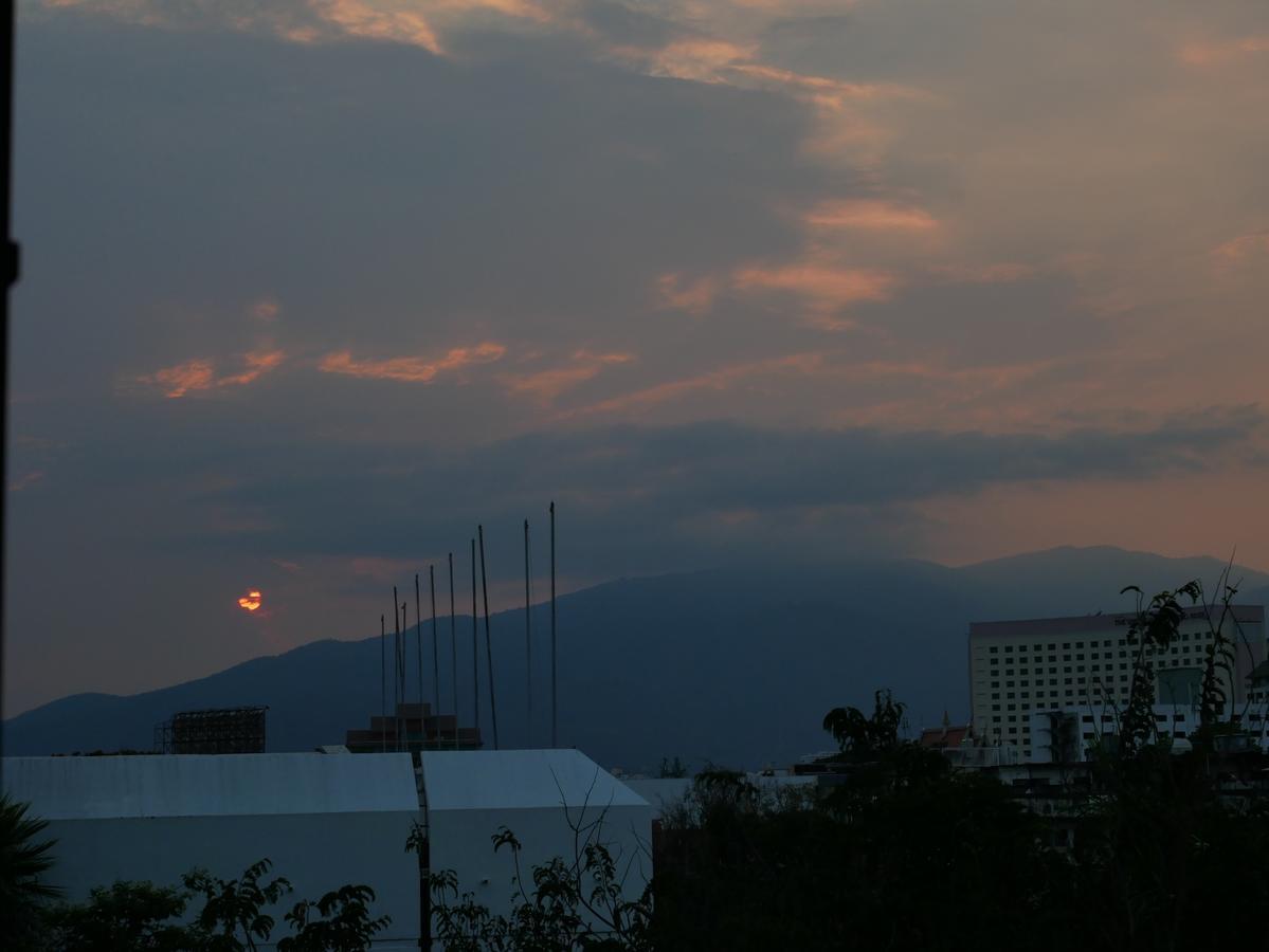 Warm Casa Chiangmai Pansiyon Chiang Mai Dış mekan fotoğraf